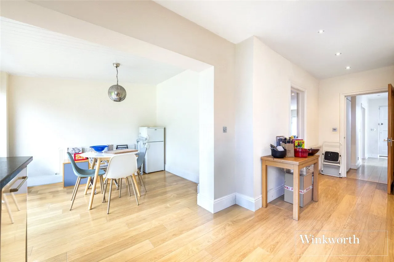 Sandringham Gardens, North Finchley, London, N12, photo 4