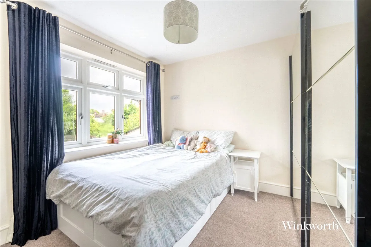 Sandringham Gardens, North Finchley, London, N12, photo 11