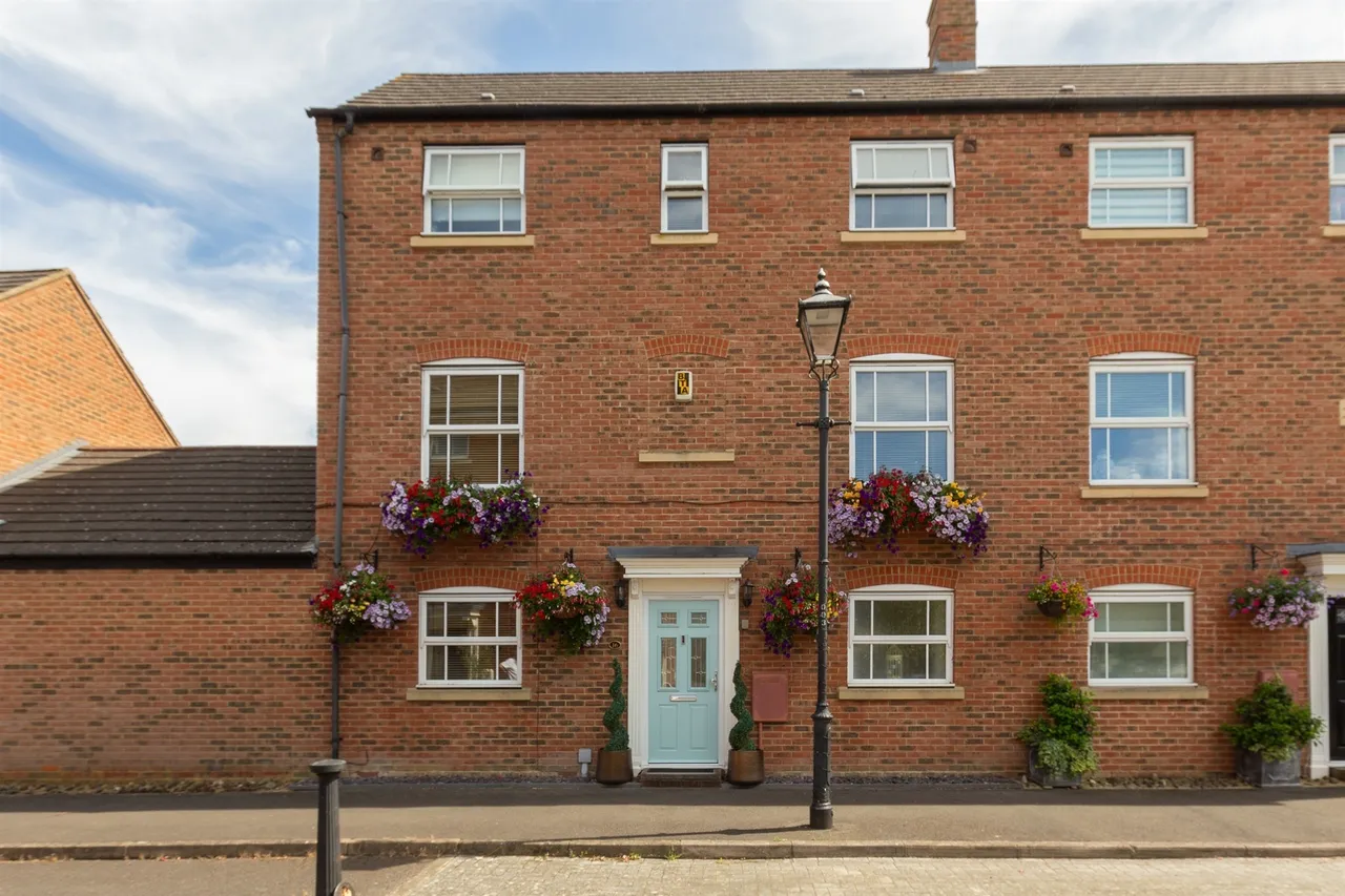 4 bed house for sale — Disraeli Square, Aylesbury