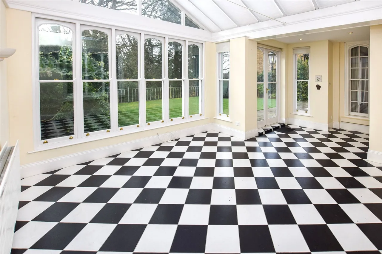 Queen Victoria Court, Farnborough, Hampshire, GU14 8AR, photo 3