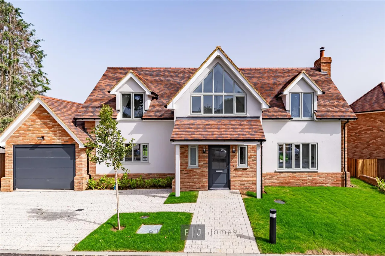 4 bed house for sale — Clovis Close, Loughton