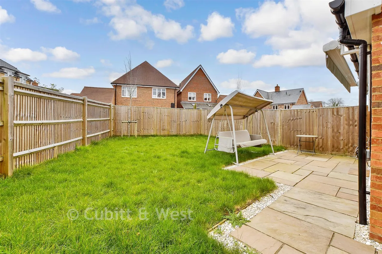 Lorimer Avenue, Cranleigh, GU6, photo 11