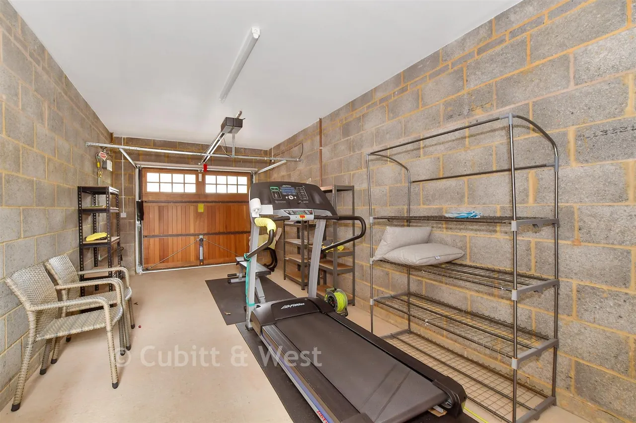 Lorimer Avenue, Cranleigh, GU6, photo 13