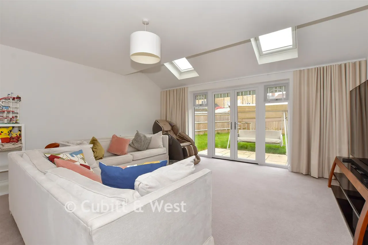 Lorimer Avenue, Cranleigh, GU6, photo 3