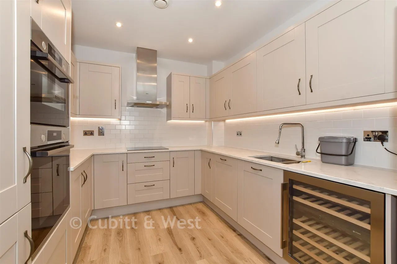 Lorimer Avenue, Cranleigh, GU6, photo 2