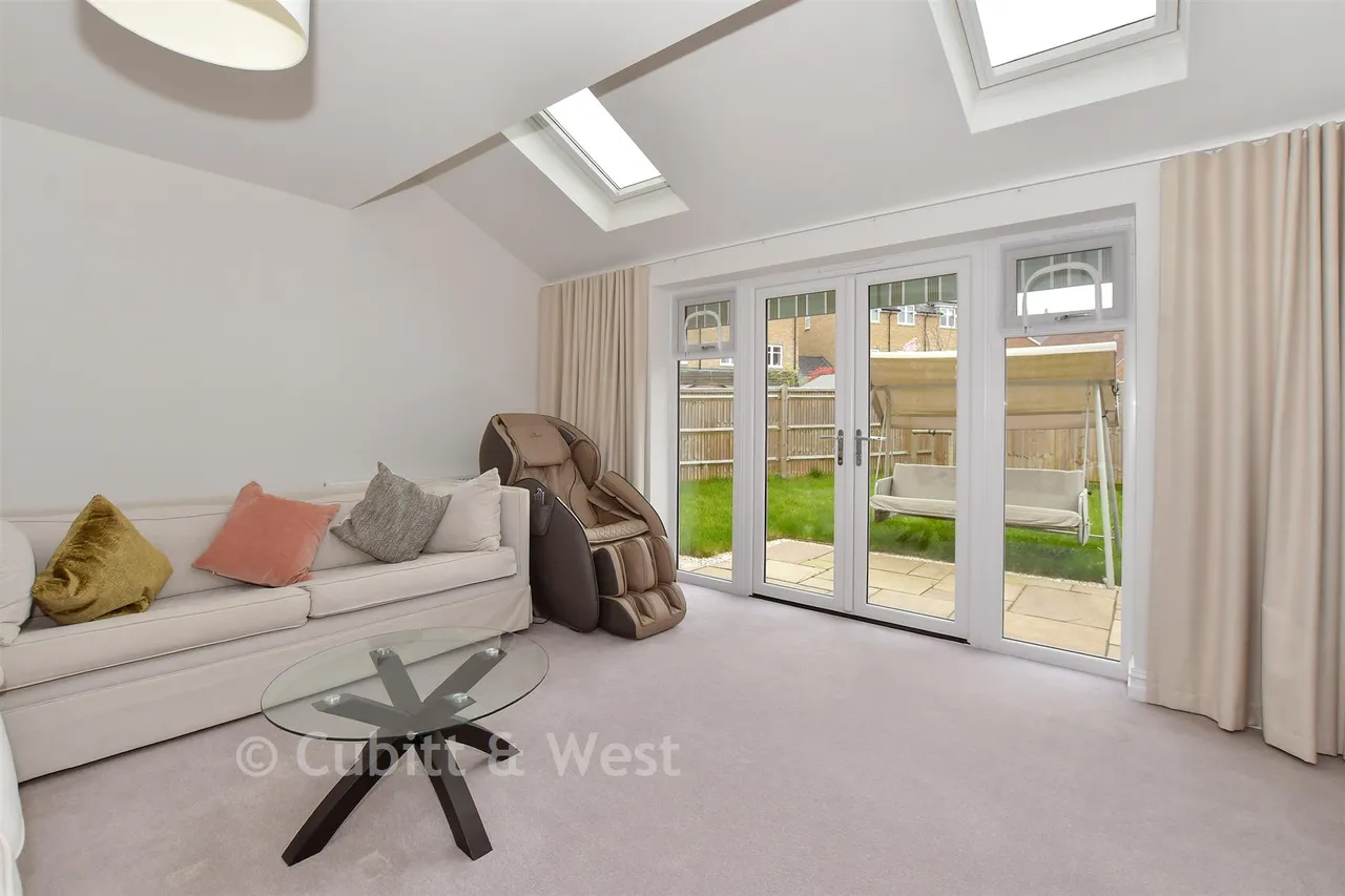 Lorimer Avenue, Cranleigh, GU6, photo 8