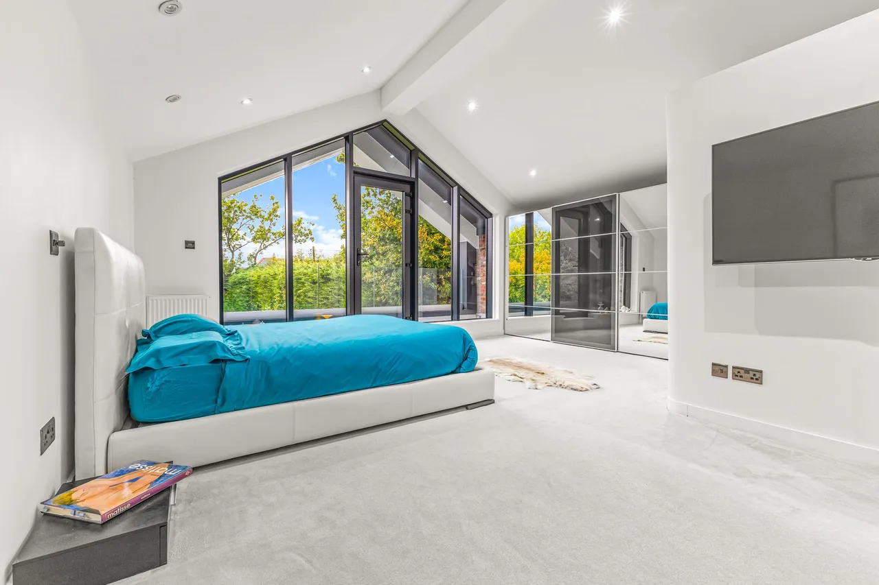 Hale Barns, Altrincham, photo 11