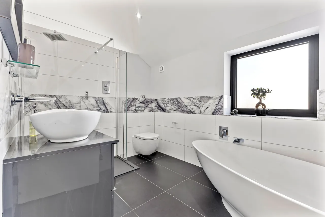 Hale Barns, Altrincham, photo 13