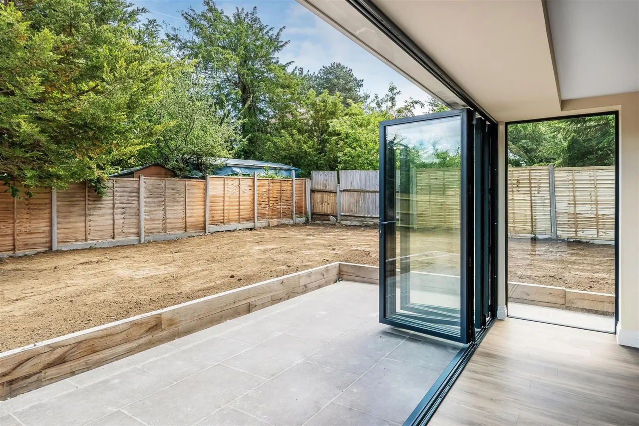 Harriotts Lane, Ashtead, KT21, photo 12
