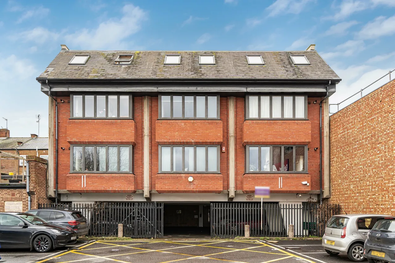 1 bed flat for sale, Guildford Street, Chertsey, KT16