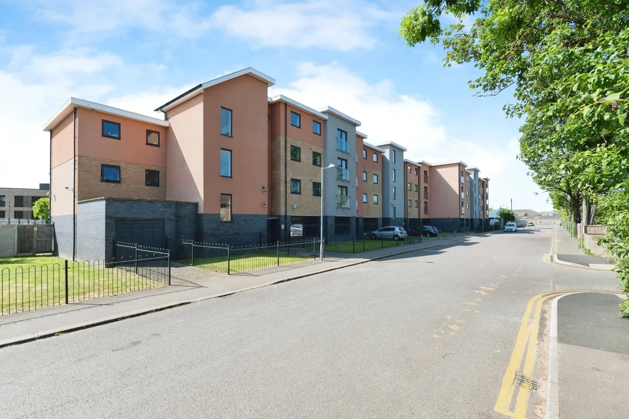 2 bed flat for sale — Lansdowne Road, Tilbury, Essex, RM18