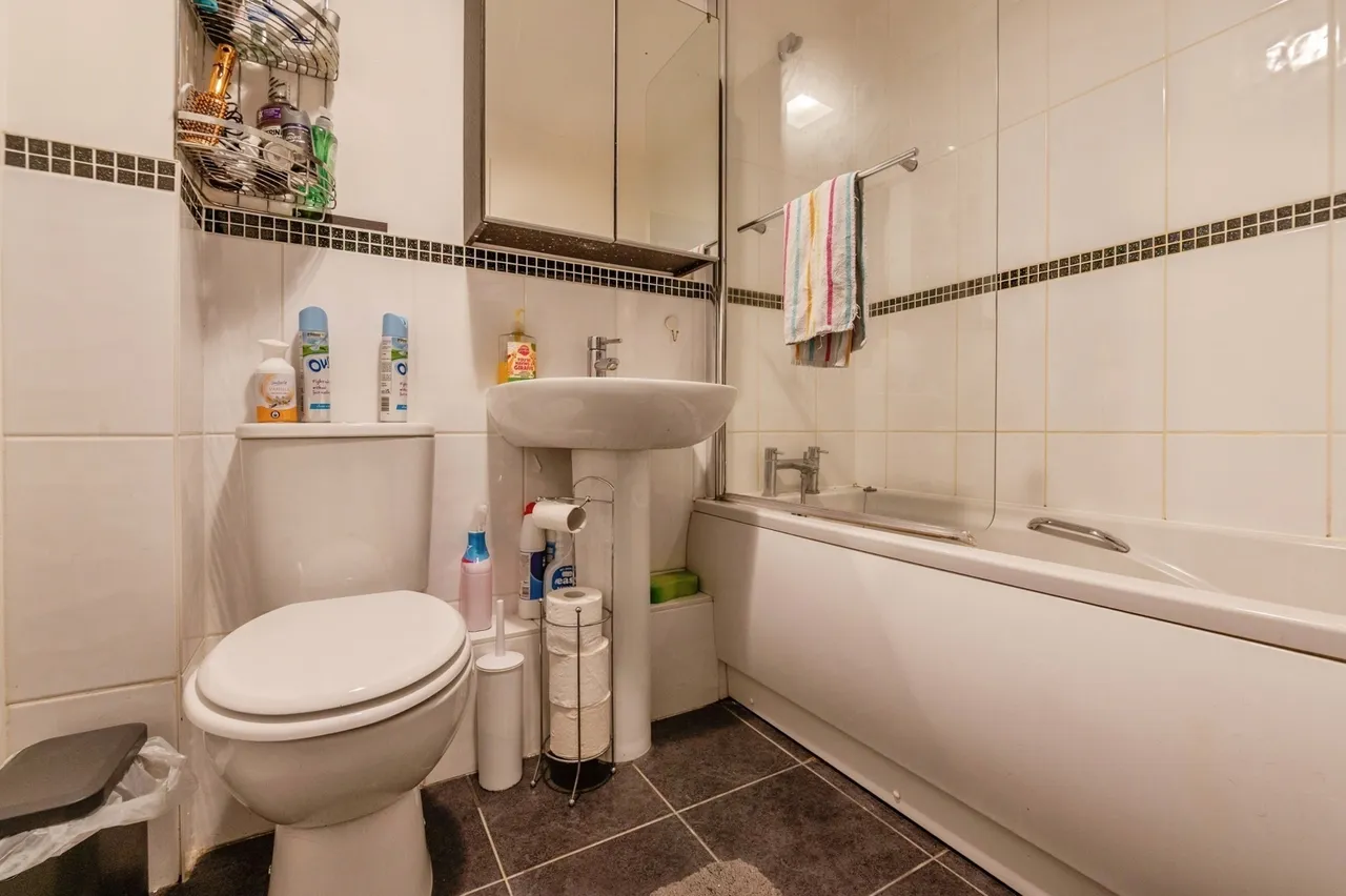 Lansdowne Road, Tilbury, Essex, RM18, photo 9
