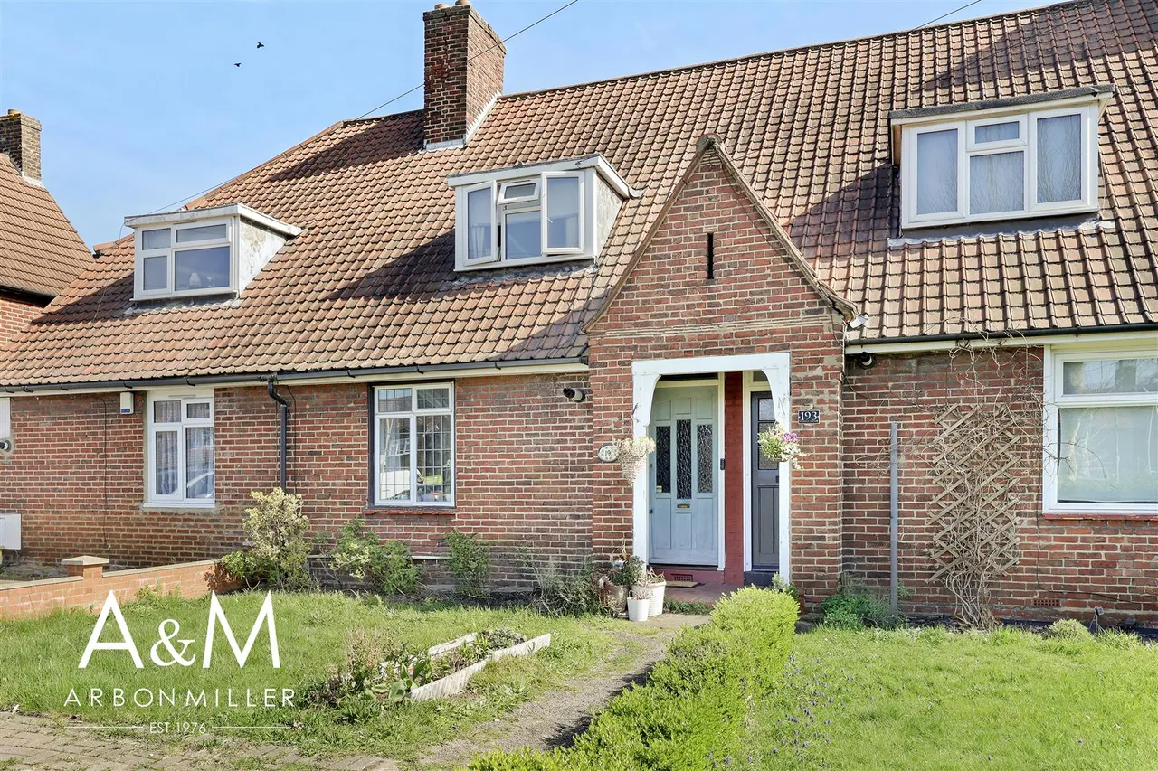 2 bed property for sale — Valence Avenue, Dagenham, Essex, RM81TS