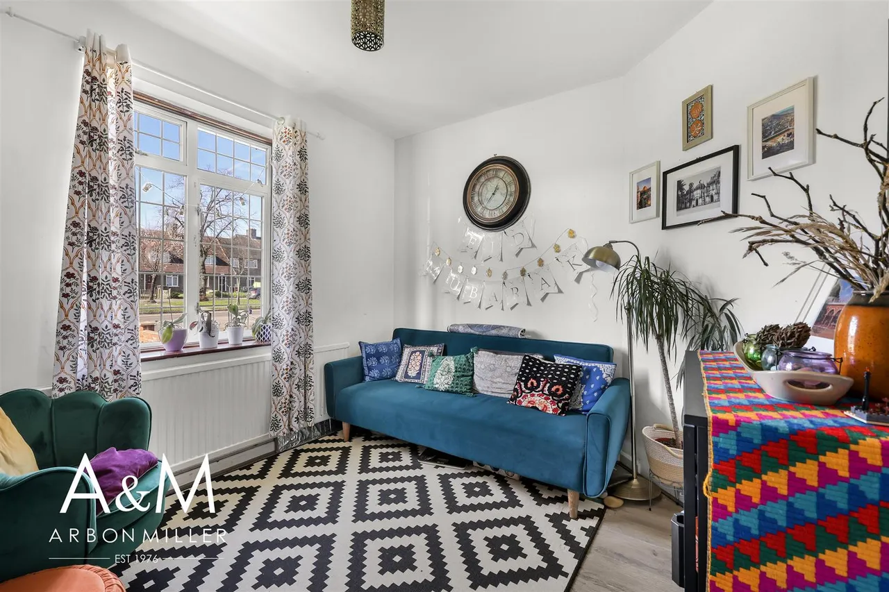 Valence Avenue, Dagenham, Essex, RM81TS, photo 2