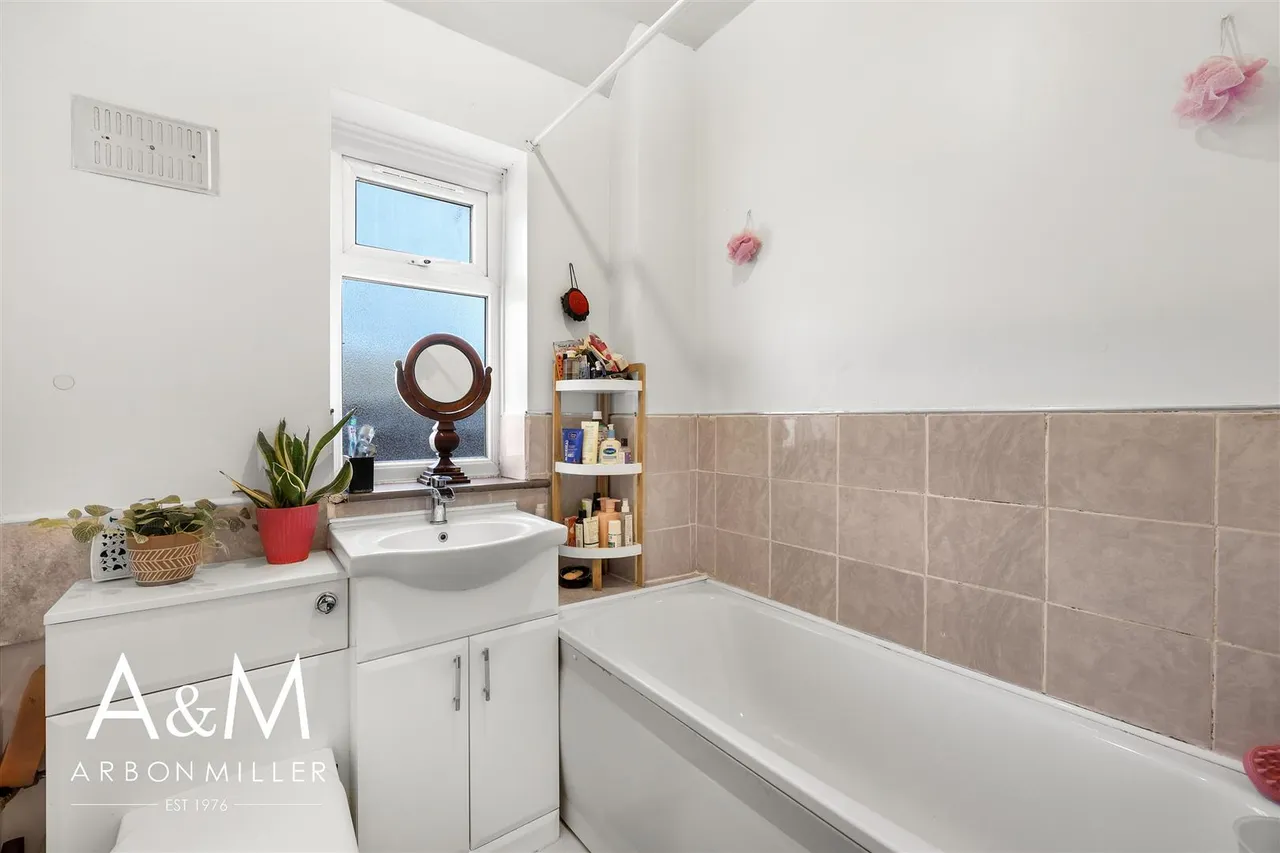 Valence Avenue, Dagenham, Essex, RM81TS, photo 16