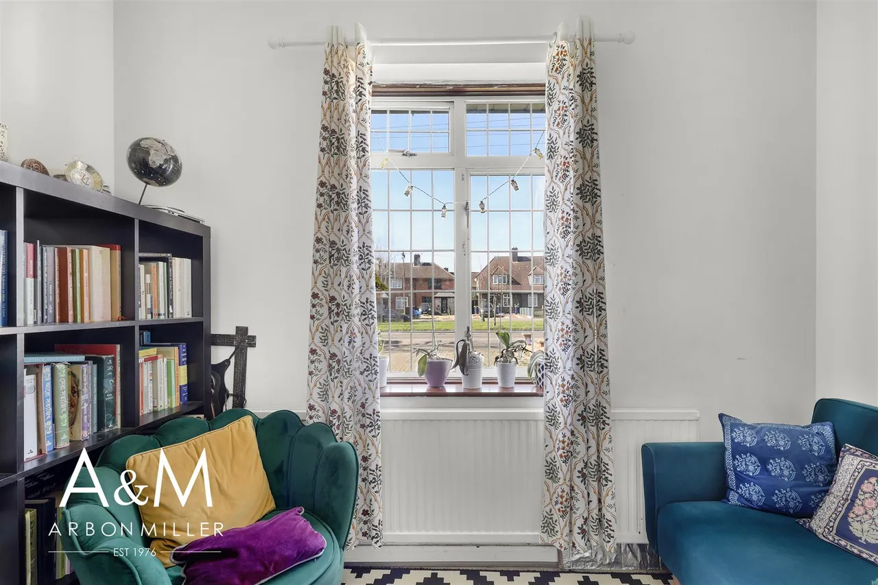 Valence Avenue, Dagenham, Essex, RM81TS, photo 3