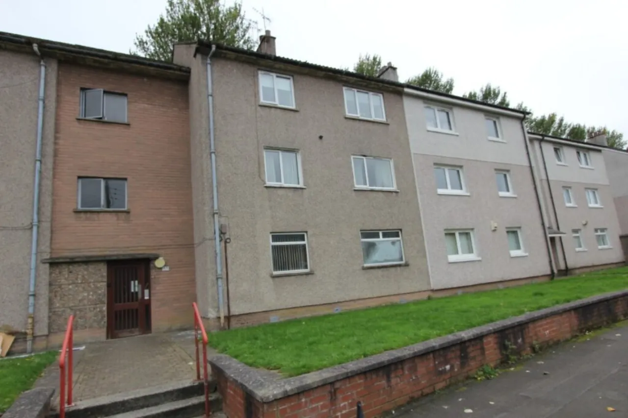 2 bed flat to rent, CARDONALD-Kinnell Avenue-, G52
