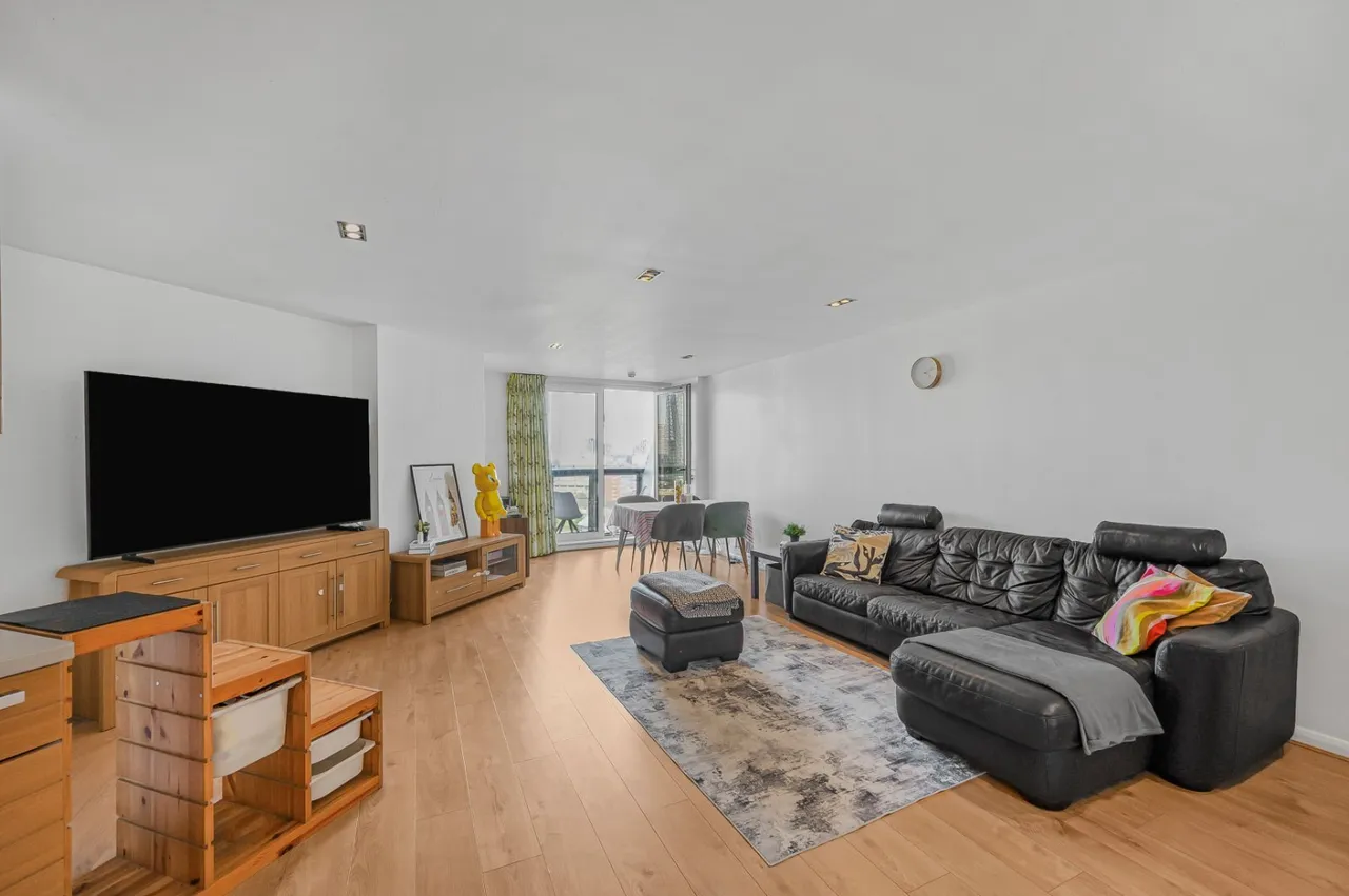 2 bed flat for sale, Limeharbour, London, E14