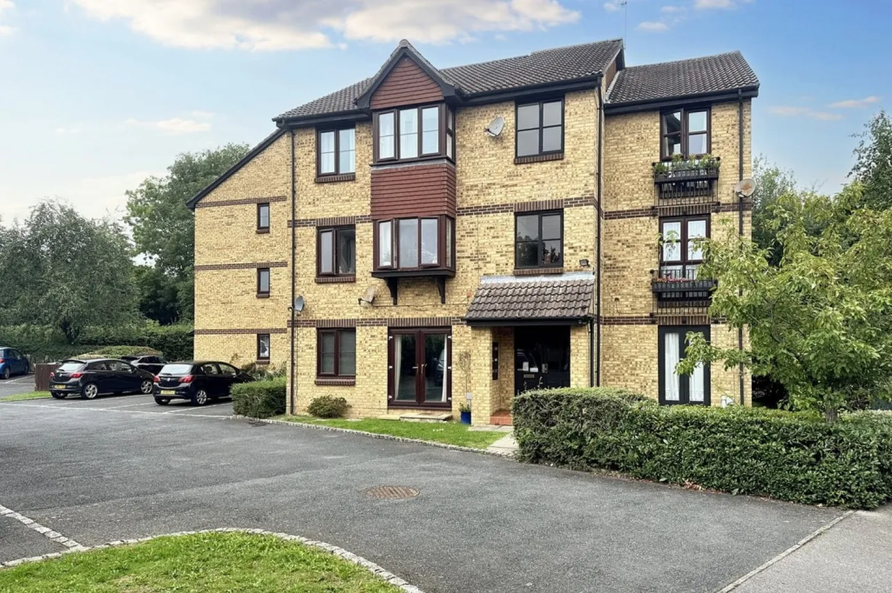 2 bed flat to rent — Longacre Road, Singleton, Ashford