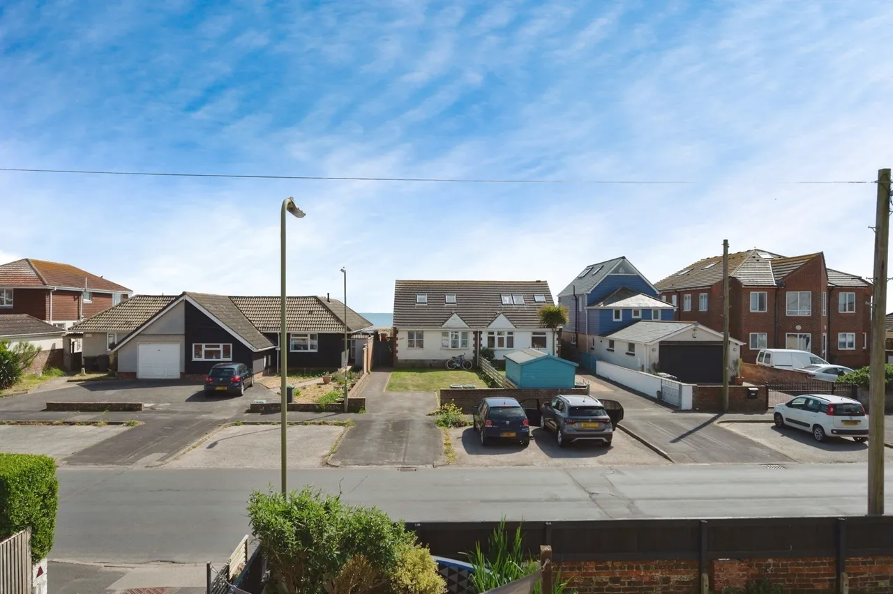 Southwood Road, Hayling Island, PO11, photo 6