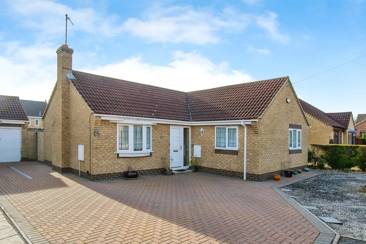 3 bed house for sale — Field Rise, Yaxley, Peterborough