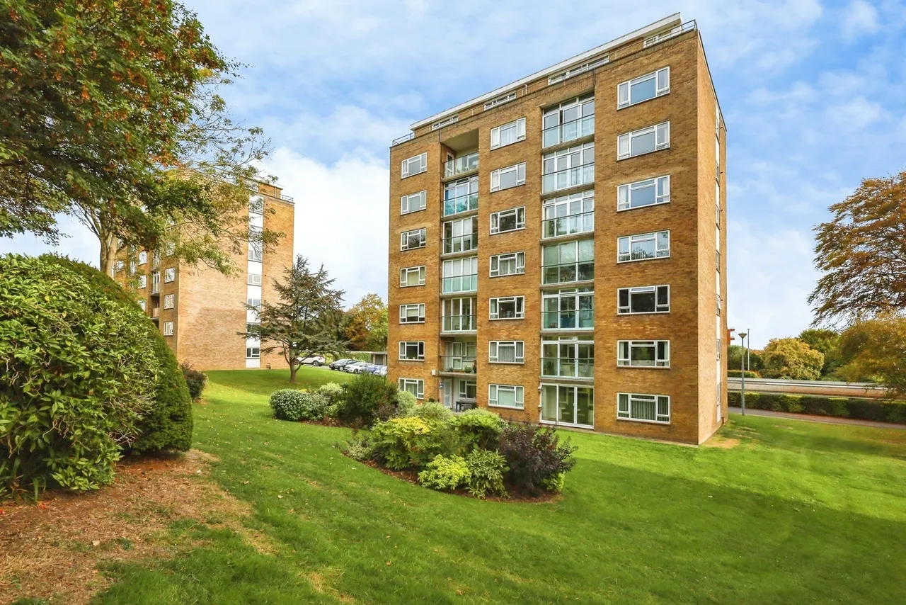 3 bed flat for sale, Compton Place Road, Eastbourne, BN21