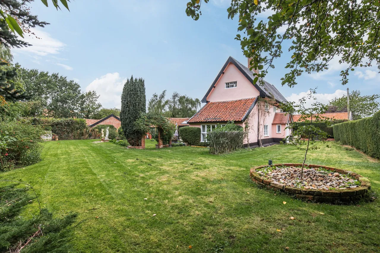 Grade II Listed Farmhouse Brimming wi, photo 17