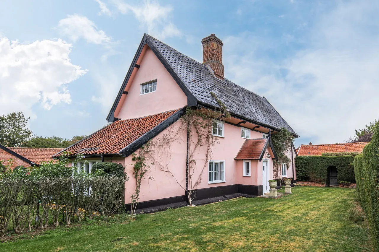 6 bed property for sale, Grade II Listed Farmhouse Brimming wi