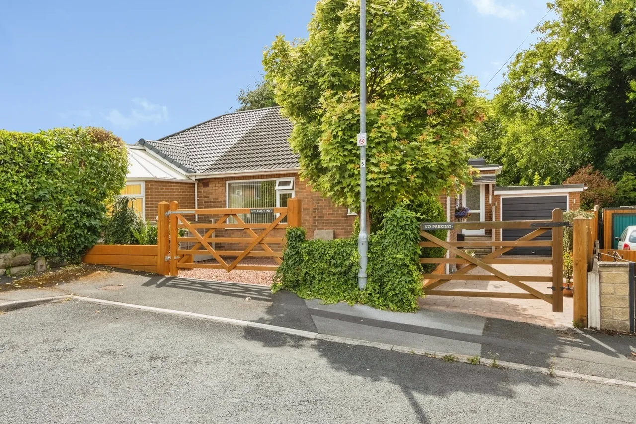 2 bed house for sale — Howard Crescent, Durkar, Wakefield, West Yorkshire, WF4