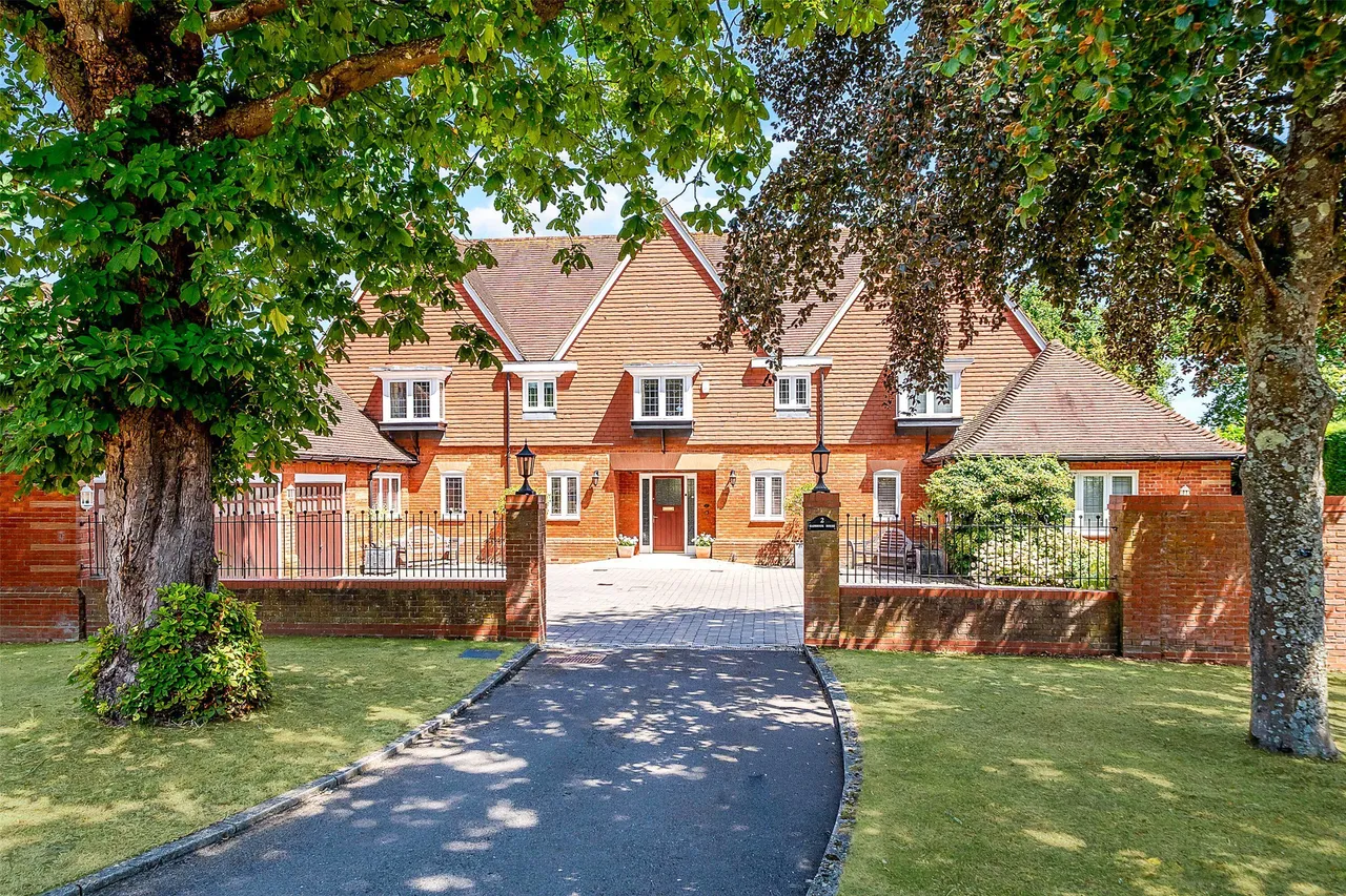5 bed property for sale, Rykens Lane, Betchworth, RH3