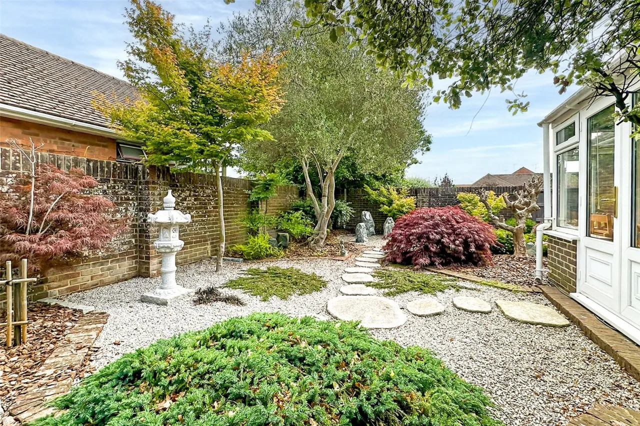 Rustington, BN16, photo 2
