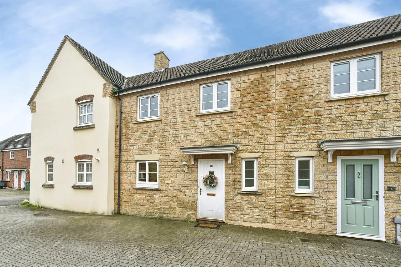 3 bed house for sale — Peregrine Court, Calne