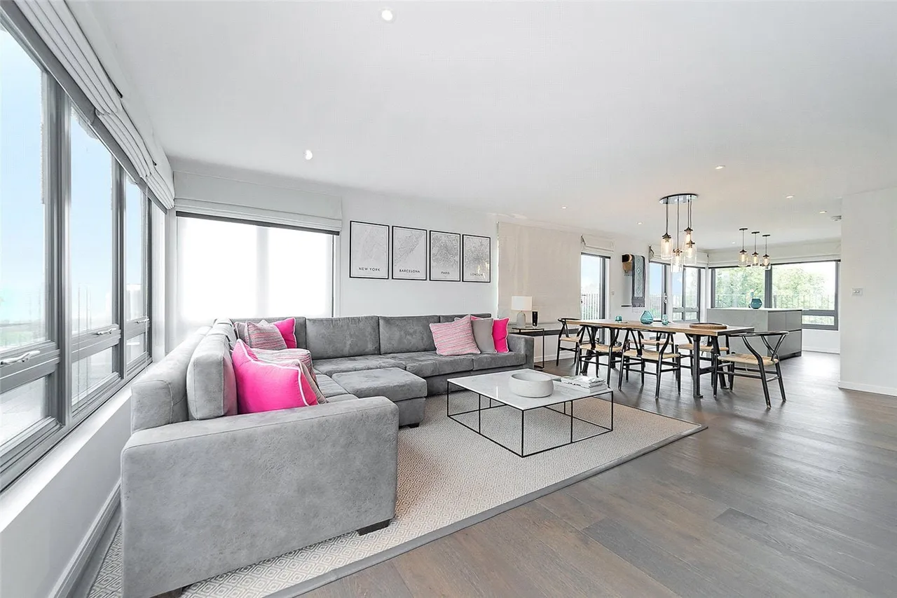 3 bed flat to rent, Dee Road, Richmond, TW9