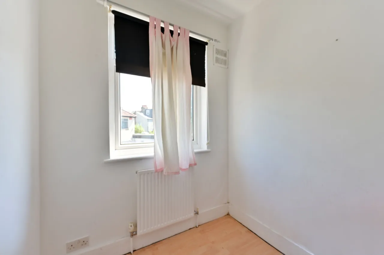 11 Kimble Road, London, photo 5