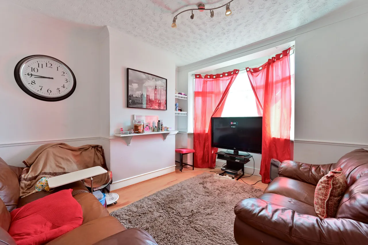 11 Kimble Road, London, photo 6