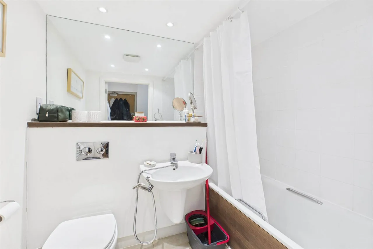 31 Chapter Way, Colliers Wood , London, SW19 2RP, photo 8