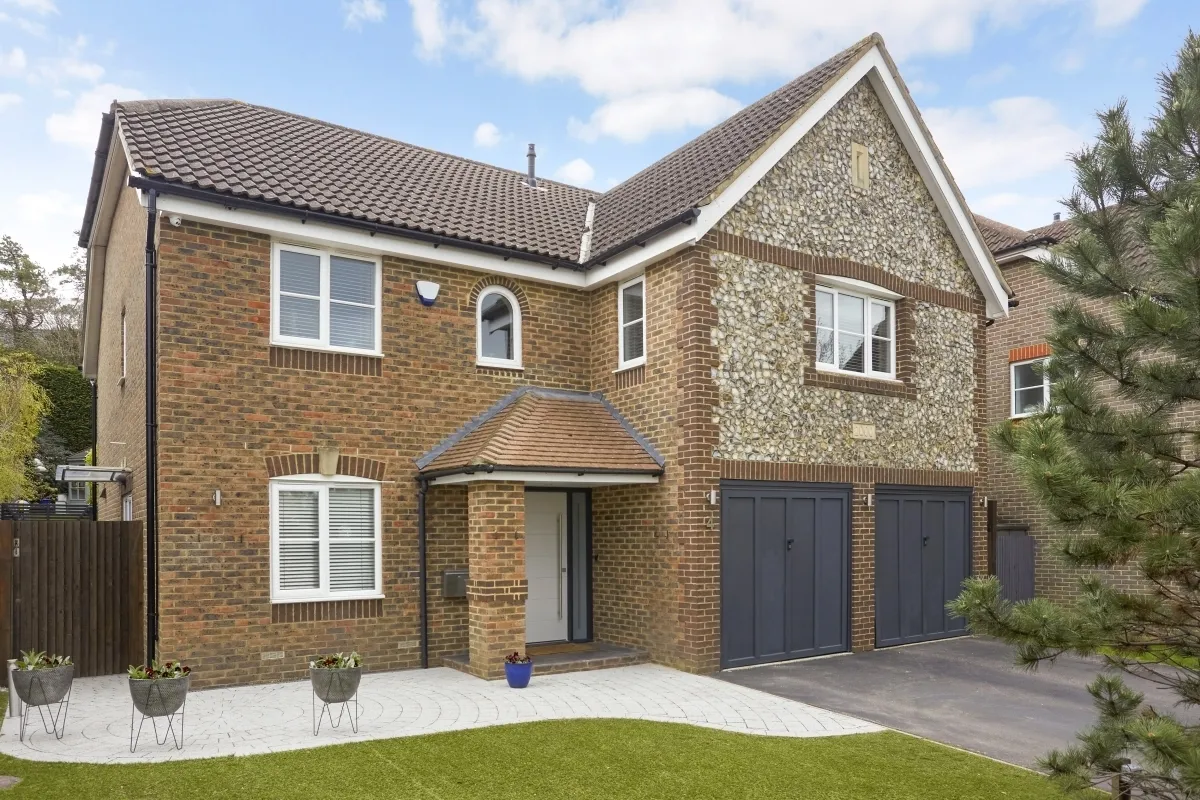 5 bed house to rent — Woodlands Gardens, Epsom KT18