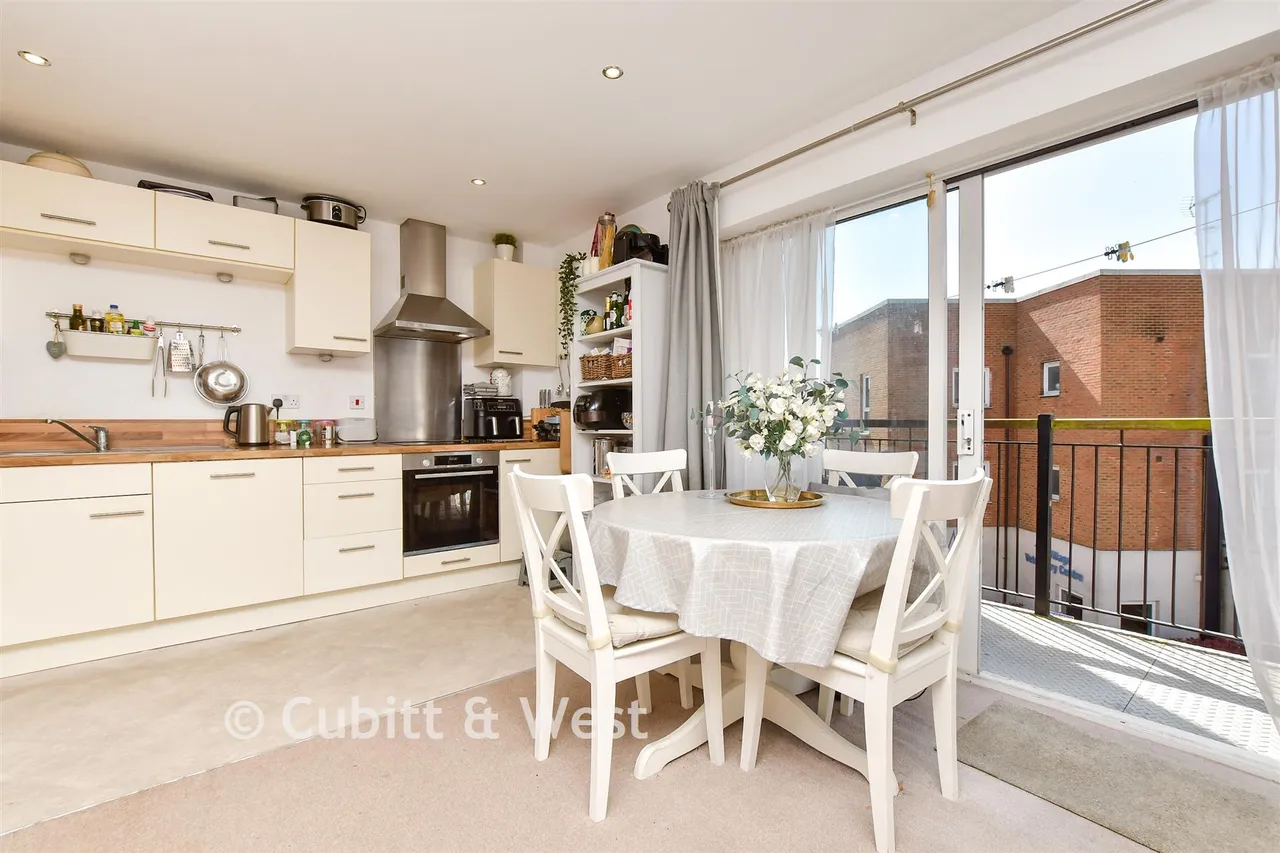 Canalside, Redhill, RH1, photo 3