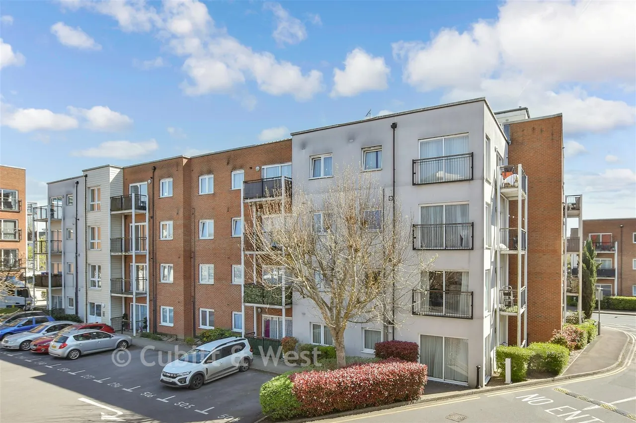 Canalside, Redhill, RH1, photo 2