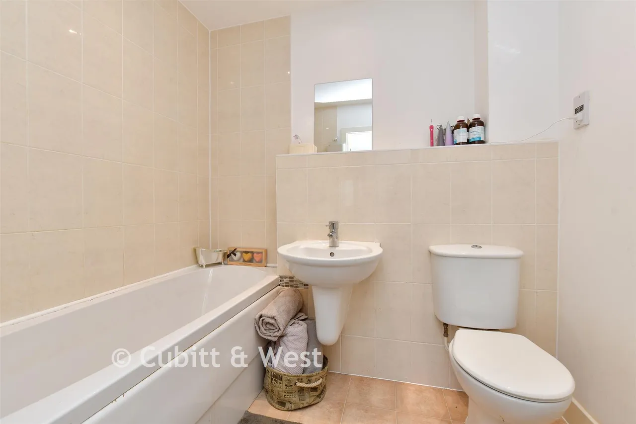 Canalside, Redhill, RH1, photo 12
