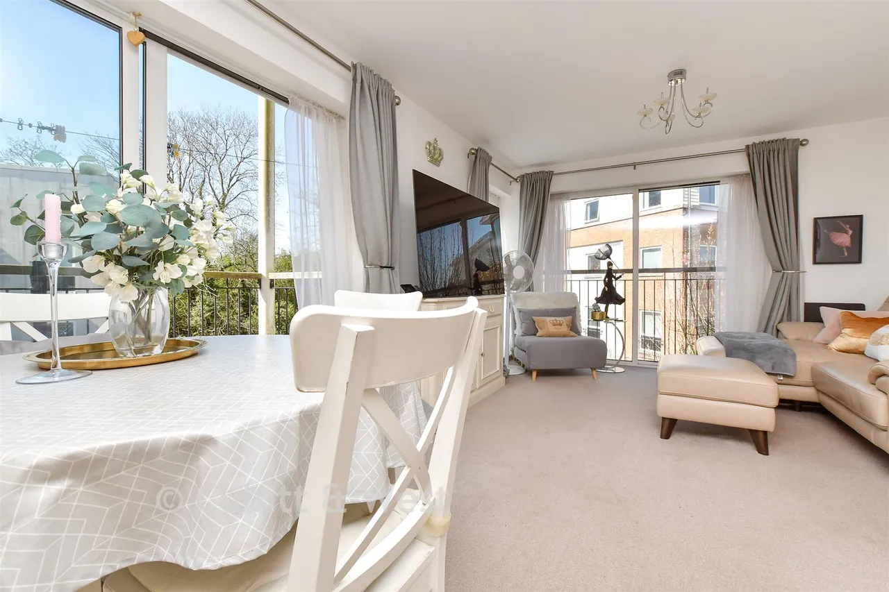 Canalside, Redhill, RH1, photo 4