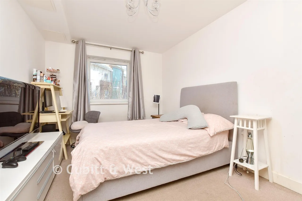 Canalside, Redhill, RH1, photo 11
