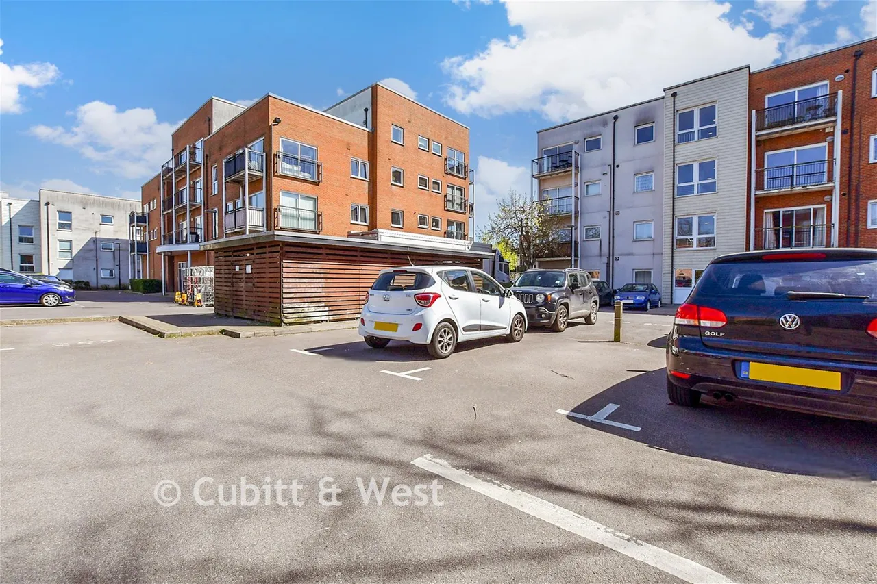 Canalside, Redhill, RH1, photo 13