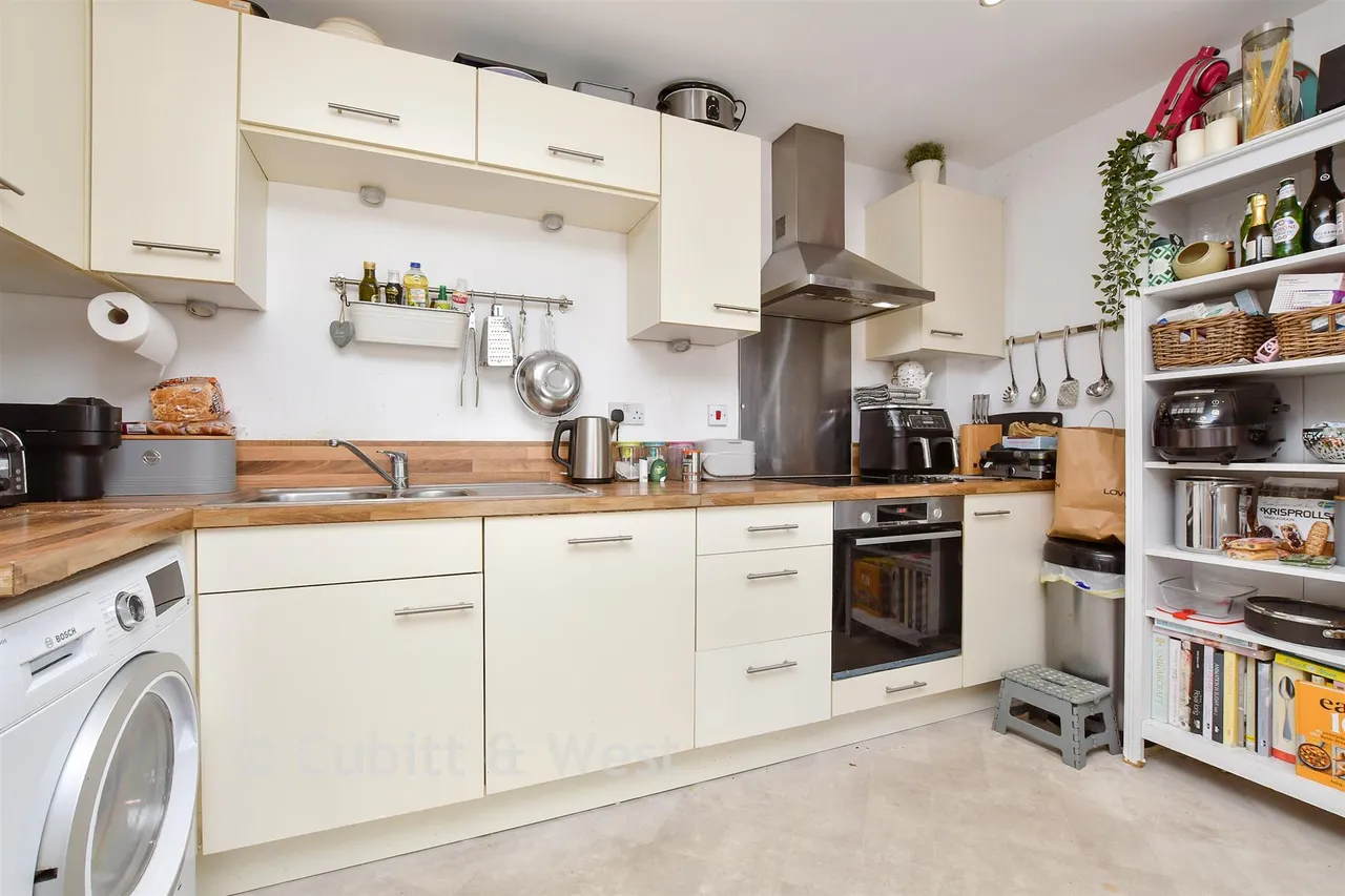 Canalside, Redhill, RH1, photo 6