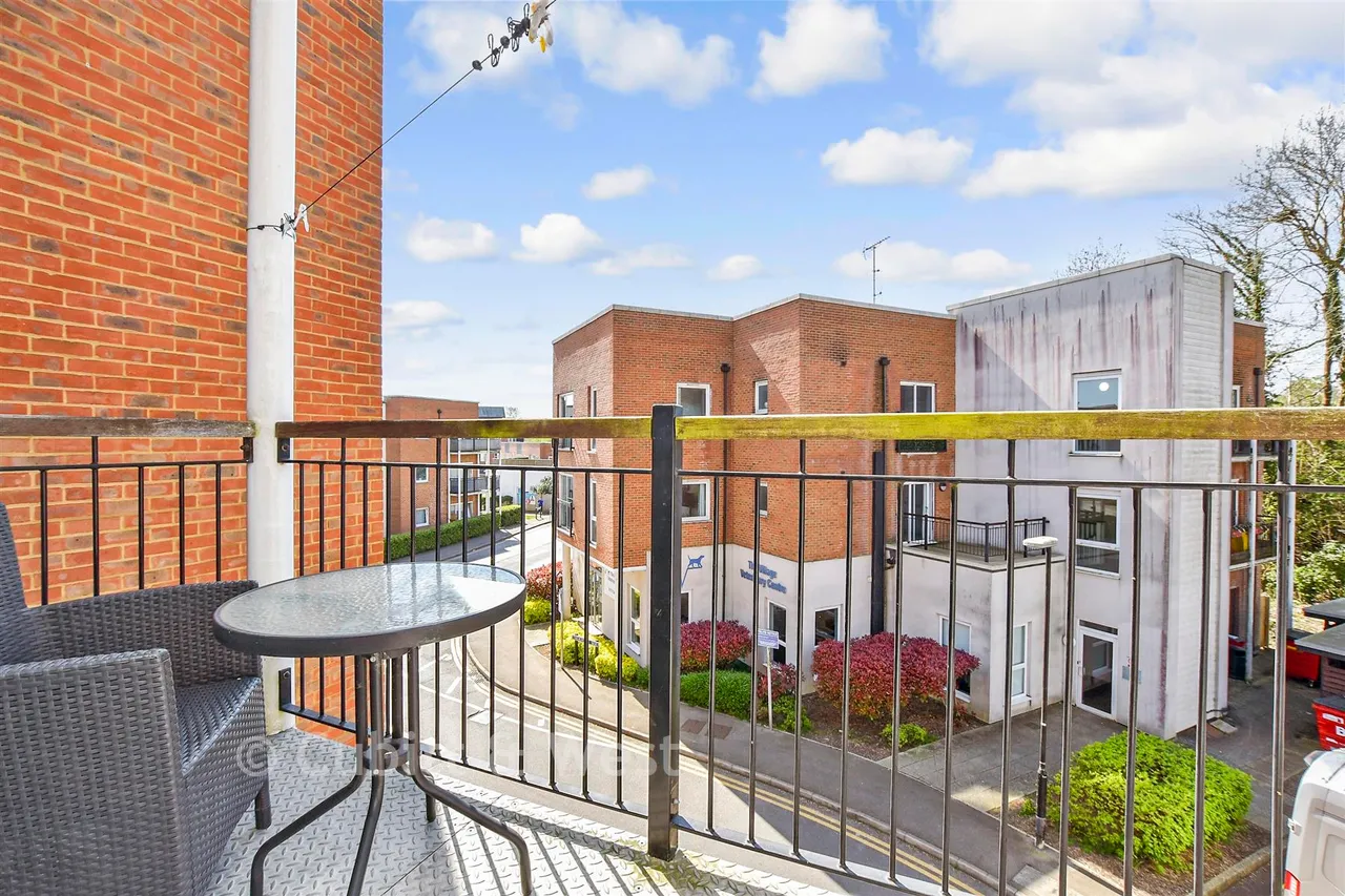 Canalside, Redhill, RH1, photo 7