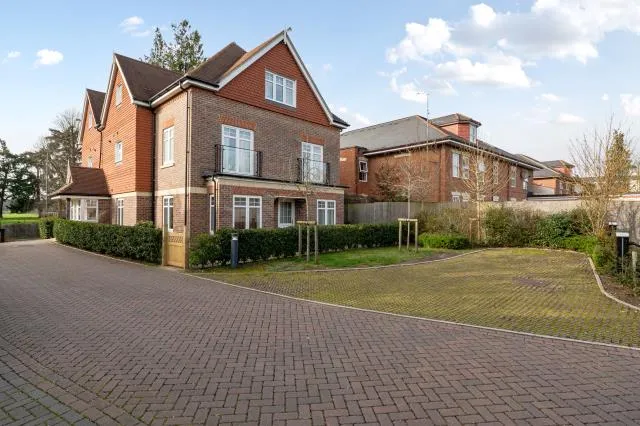 1 bed flat for sale, Cricketers Close, Bagshot, GU19