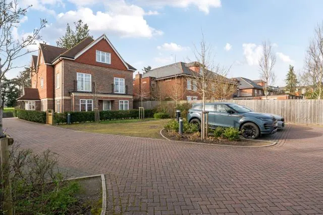 Cricketers Close, Bagshot, GU19, photo 2
