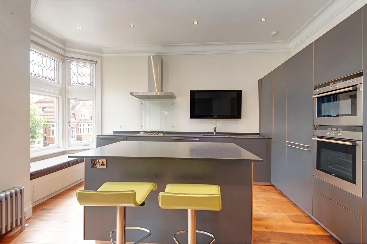 Crediton Hill, London NW6 1HT, photo 2