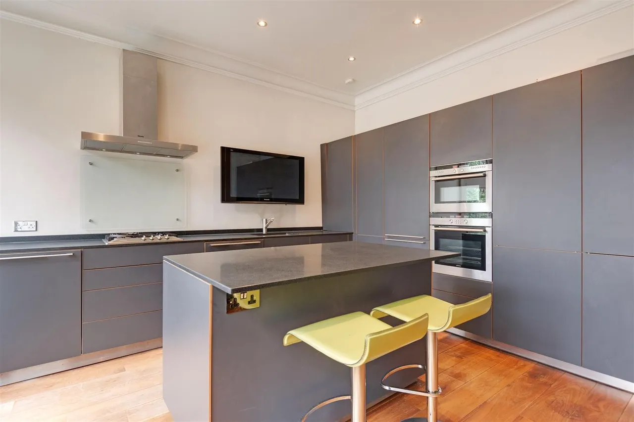 Crediton Hill, London NW6 1HT, photo 11