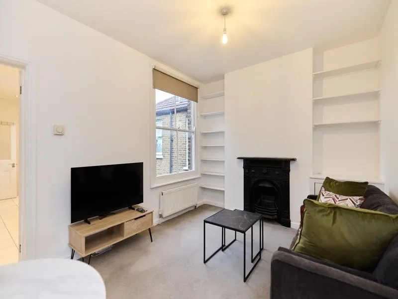 1 bed flat to rent — Edgington Road London SW16